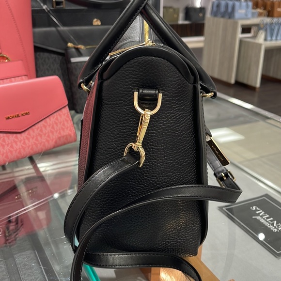 MICHAEL KORS
Carine Large Pebbled Leather Top Zip Satchel
Black
NWT - Picture 6 of 16